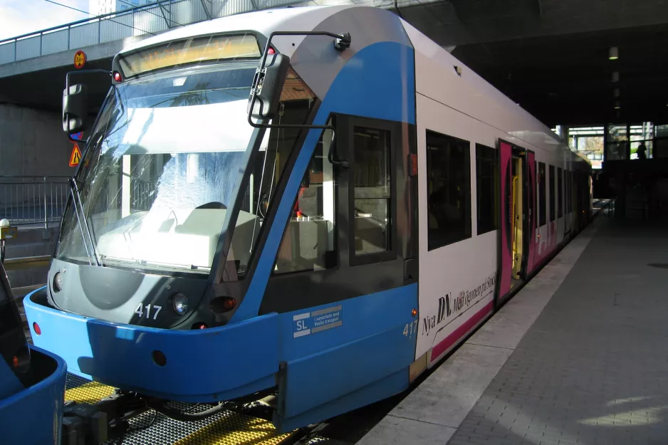 Stockholm Straßenbahnlinie 30 Tvärbanan mit Niederflurgelenkwagen 417 am Alvik (2011)