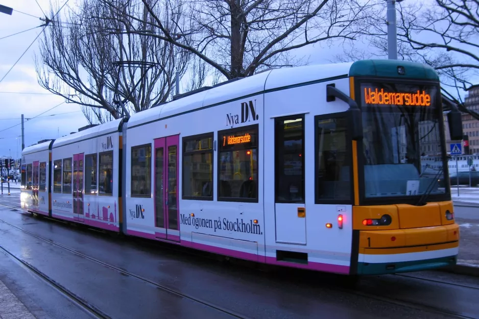 Stockholm Straßenbahnlinie 7S Spårväg City mit Niederflurgelenkwagen 1 auf Nybroplan (2012)