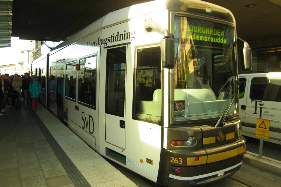 Stockholm Straßenbahnlinie 7S Spårväg City mit Niederflurgelenkwagen 263 am Sergels torg (2011)