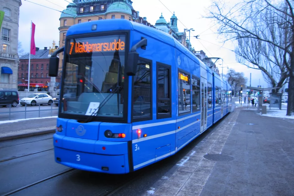 Stockholm Straßenbahnlinie 7S Spårväg City mit Niederflurgelenkwagen 3 am Nybroplan (2012)