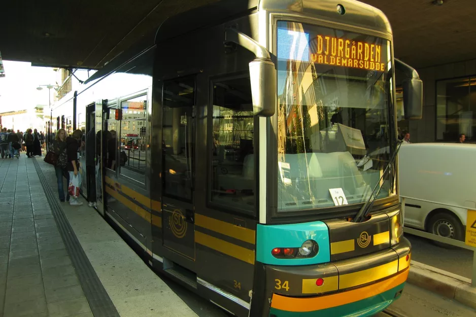 Stockholm Straßenbahnlinie 7S Spårväg City mit Niederflurgelenkwagen 34 am Sergels torg (2011)