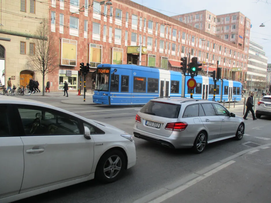 Stockholm Straßenbahnlinie 7S Spårväg City mit Niederflurgelenkwagen 4 auf Hamngaten (2019)