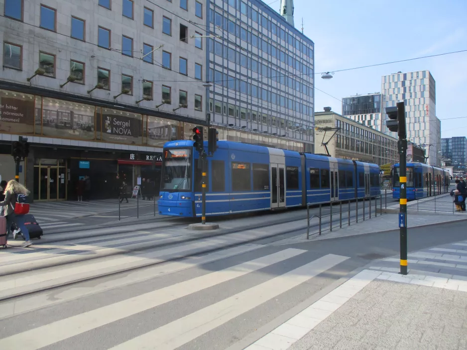 Stockholm Straßenbahnlinie 7S Spårväg City mit Niederflurgelenkwagen 4 auf Sergels torg (2019)