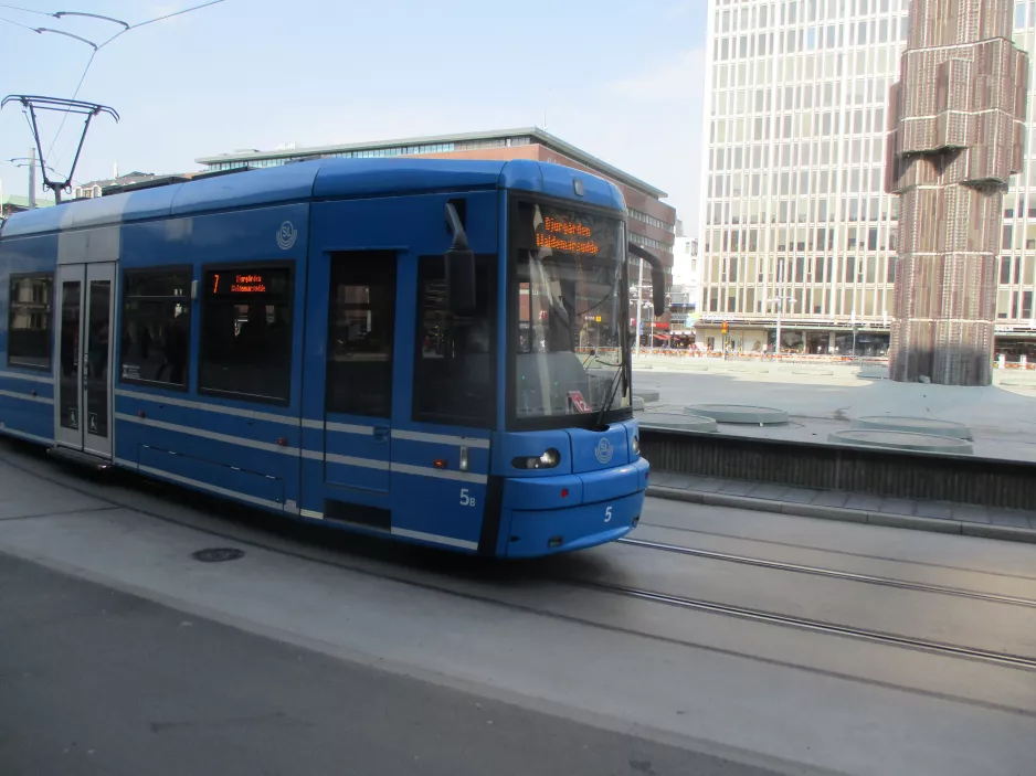 Stockholm Straßenbahnlinie 7S Spårväg City mit Niederflurgelenkwagen 5 auf Sergels Torv (2019)