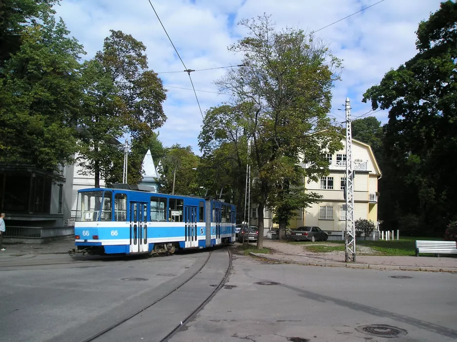 Tallinn Straßenbahnlinie 1 mit Gelenkwagen 66 nahe bei Kadriorg (2006)