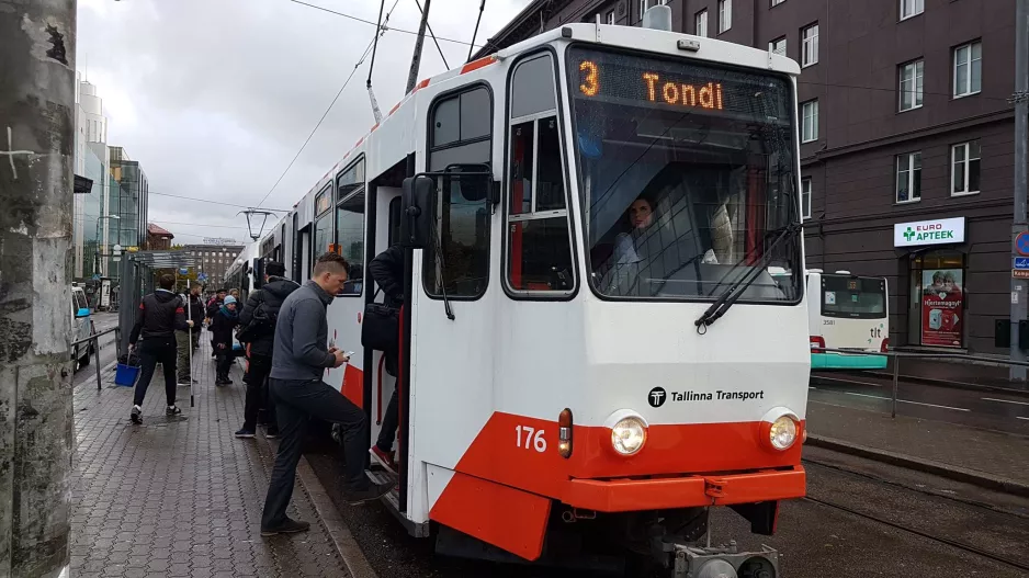 Tallinn Straßenbahnlinie 3 mit Gelenkwagen 176 am Hobujaama (2017)