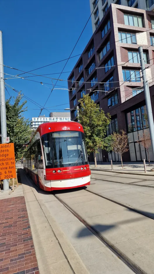 Toronto Niederflurgelenkwagen 4514 auf Cherry Street (2024)