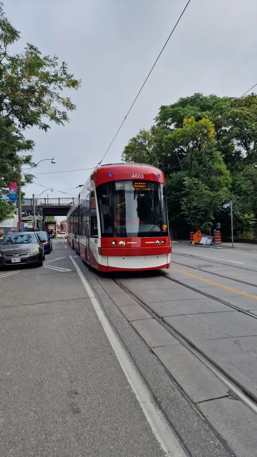 Toronto Niederflurgelenkwagen 4603 auf Queen St East (2024)