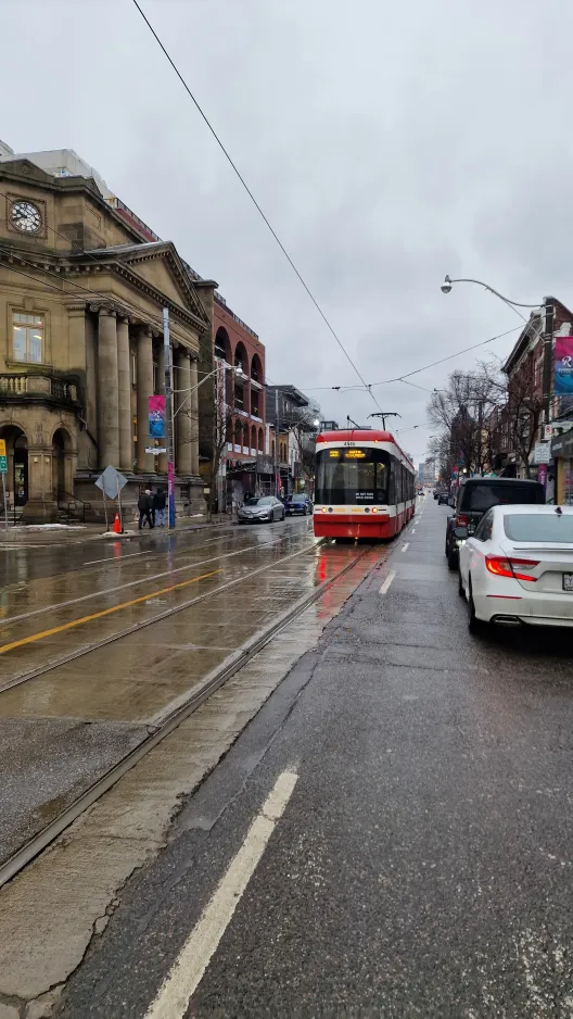 Toronto Straßenbahnlinie 501 Queen mit Niederflurgelenkwagen 4545 am Queen St E at Saulter St E Side (2025)