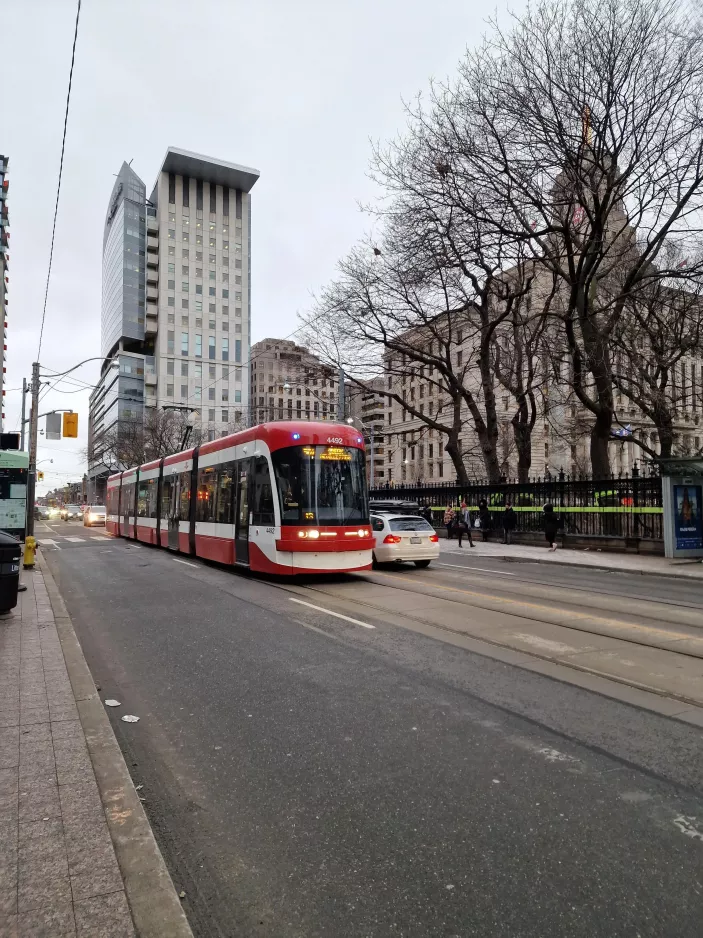 Toronto Straßenbahnlinie 505 Dundas mit Niederflurgelenkwagen 4492 auf Dundas Street East (2023)