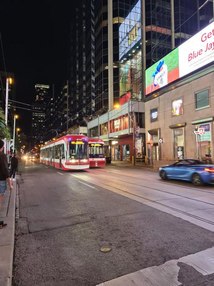 Toronto Straßenbahnlinie 506 Carlton mit Niederflurgelenkwagen 4540 auf Dundas Street West (2022)