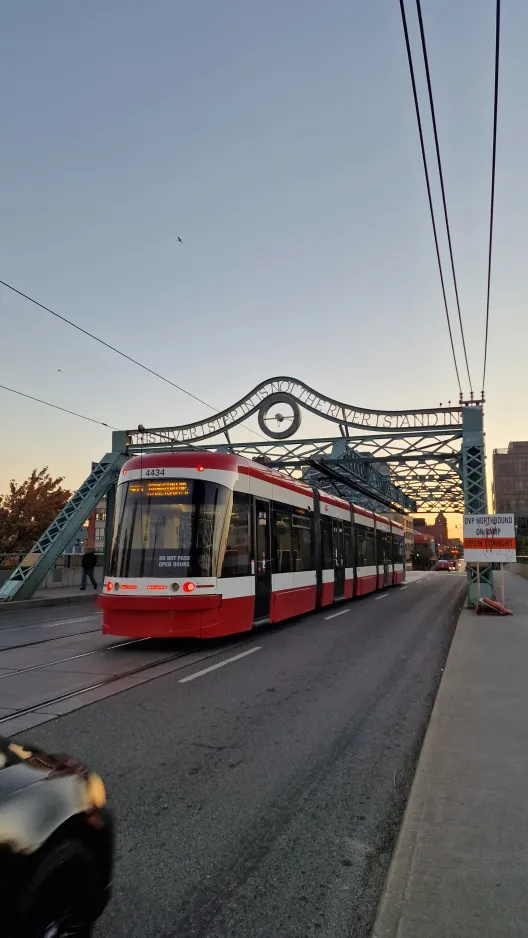 Toronto Zusätzliche Linie 503 Kingston Rd mit Niederflurgelenkwagen 4434 auf Time and a Clock Bridge (2024)