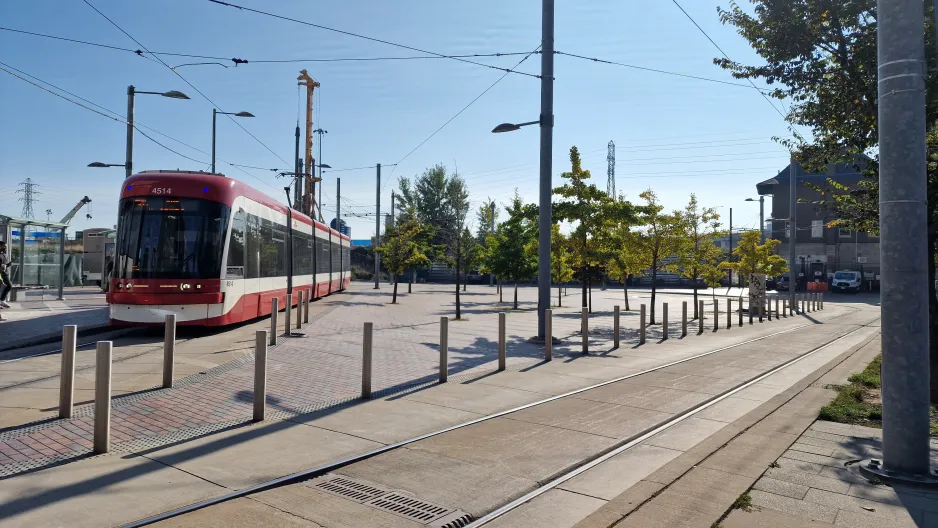 Toronto Zusätzliche Linie 504A King mit Niederflurgelenkwagen 4514 am Distillery Loop (2024)