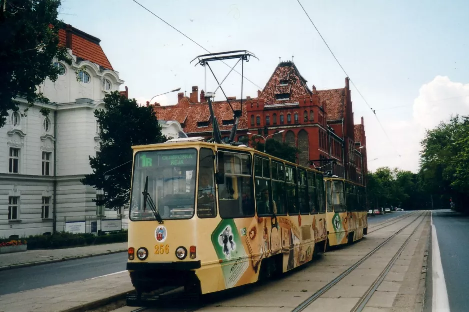 Toruń Zusätzliche Linie 1R mit Triebwagen 256 am Wały gen. Sikorskiego (2004)