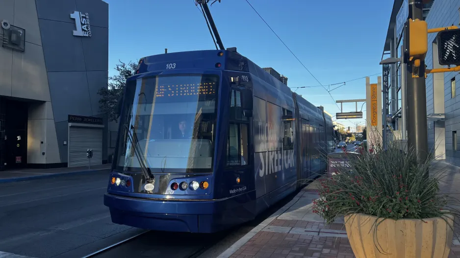 Tucson Sun Link mit Niederflurgelenkwagen 103 am Congress / Stone (2024)