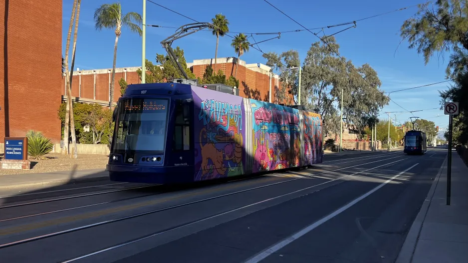 Tucson Sun Link mit Niederflurgelenkwagen 107nah 2nd St/Olive Av (2024)