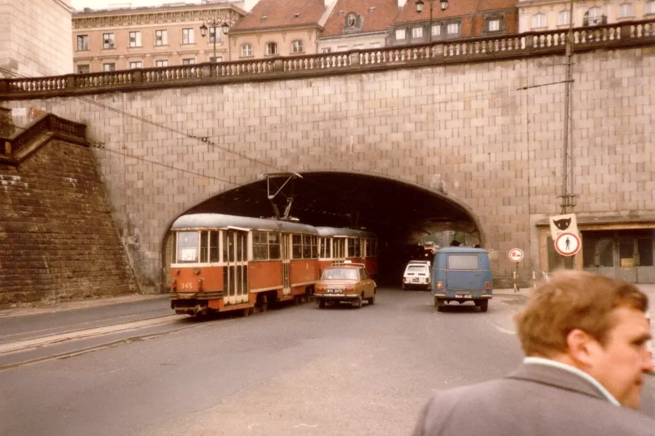 Warschau Straßenbahnlinie 34 mit Triebwagen 345 nahe bei Stare Miasto (1984)