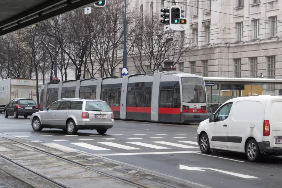 Wien Straßenbahnlinie 1 mit Niederflurgelenkwagen 654 auf Schottenring (2013)