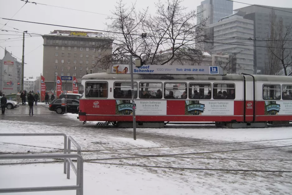 Wien Straßenbahnlinie 2 mit Gelenkwagen 4555nah Schwedenplatz (2013)