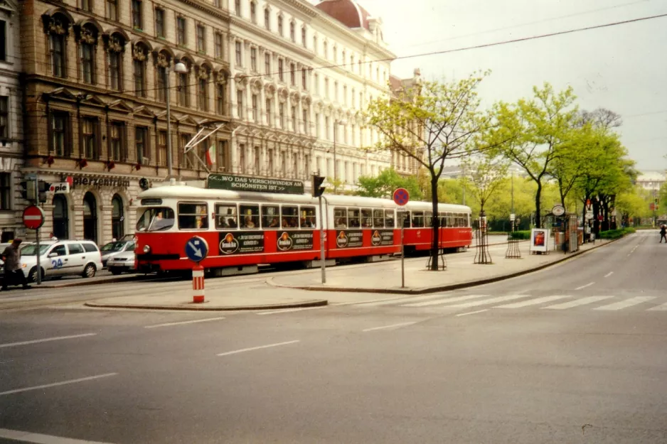 Wien Straßenbahnlinie 43  am Landesgerichtsstr. (2001)