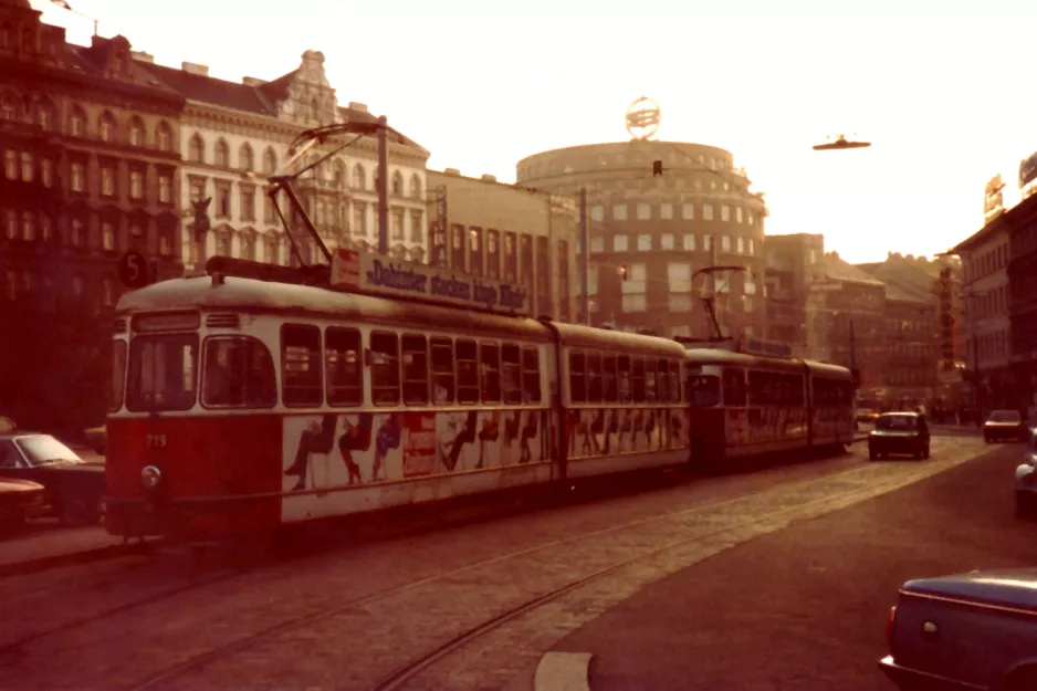 Wien Straßenbahnlinie 5 mit Gelenkwagen 719 nahe bei Westbahnhof (1982)