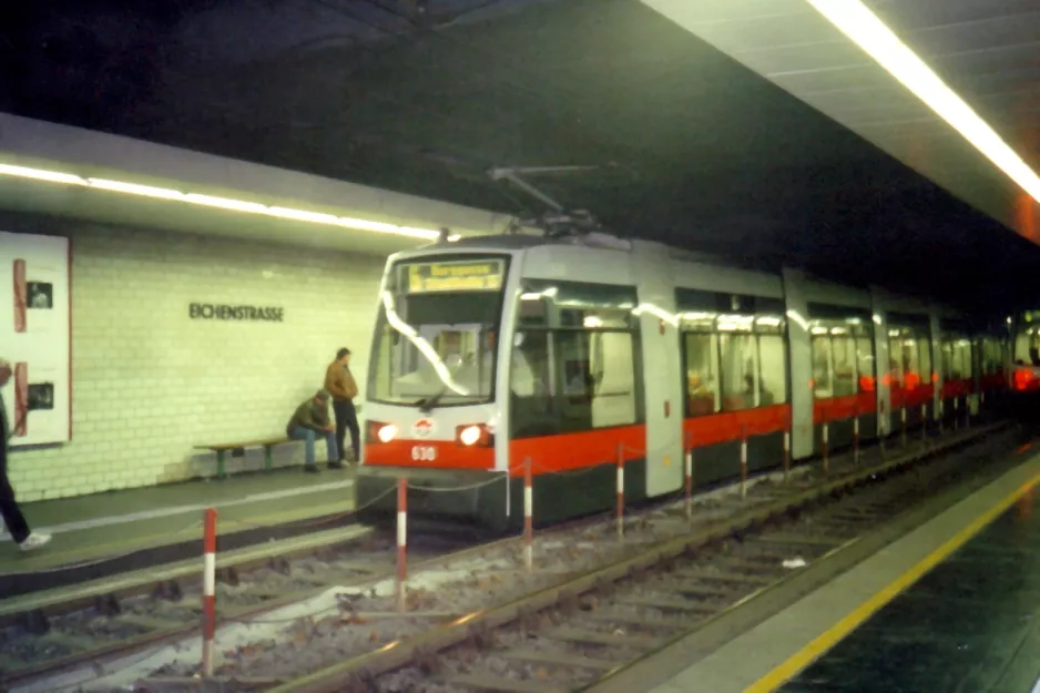 Wien Straßenbahnlinie 6 mit Niederflurgelenkwagen 630 am Eichenstr. (2001)