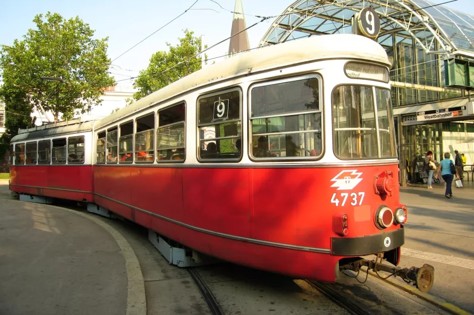 Wien Straßenbahnlinie 9 mit Gelenkwagen 4737 am Westbahnhof (2012)