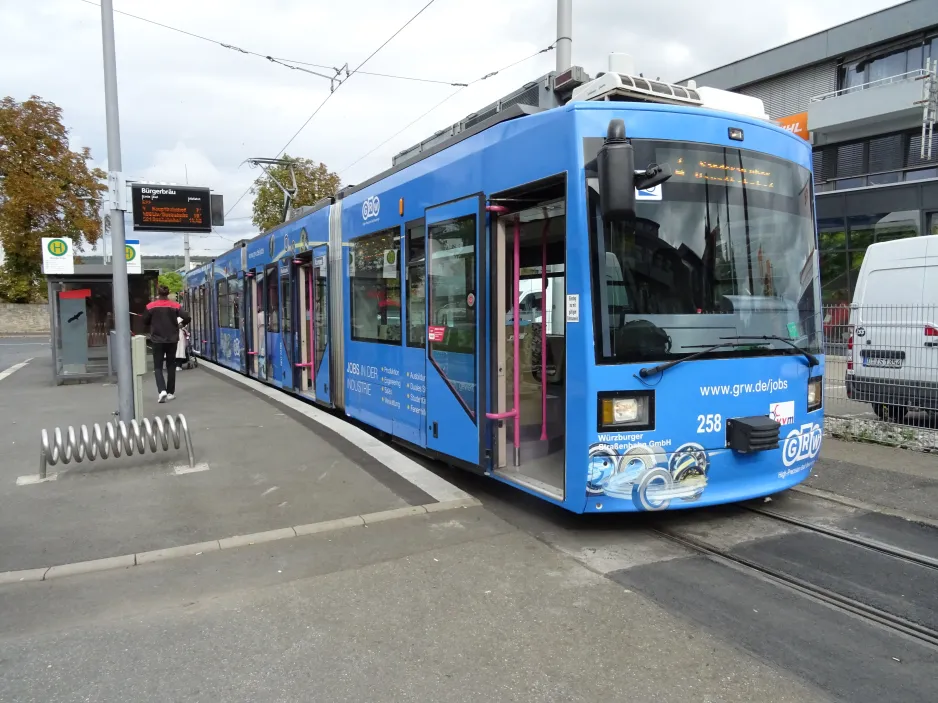 Würzburg Straßenbahnlinie 4 mit Niederflurgelenkwagen 258 am Bürgerbräu, Zellerau (2024)