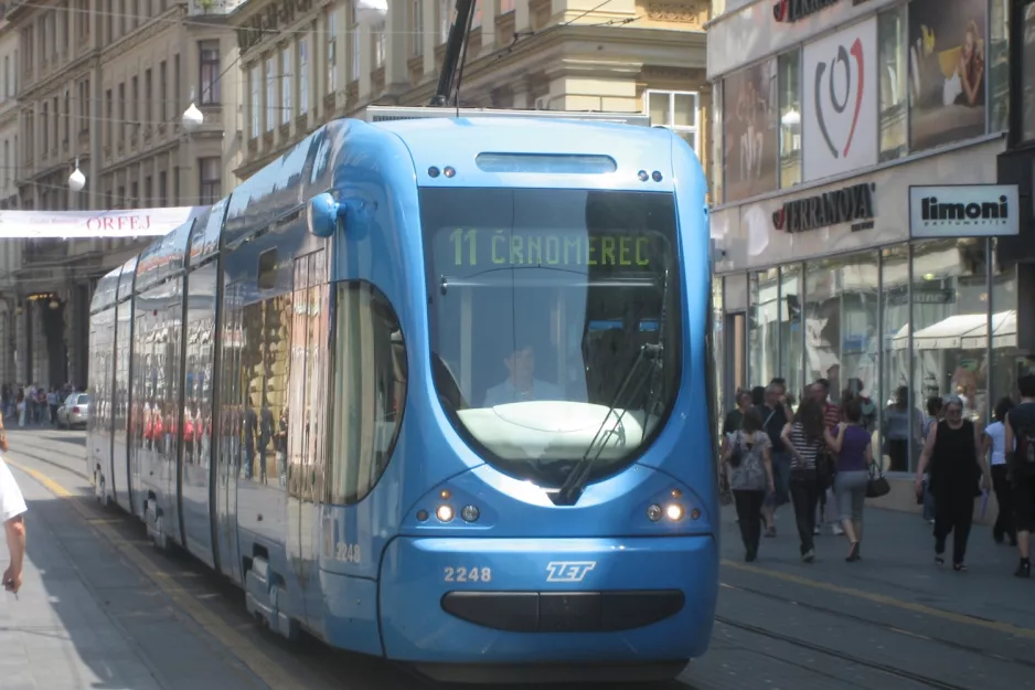 Zagreb Straßenbahnlinie 11 mit Niederflurgelenkwagen 2248 nahe bei Trg bana Josipa Jelačića (2008)