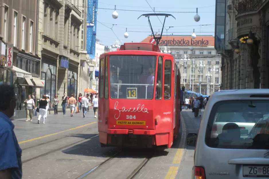 Zagreb Straßenbahnlinie 13 mit Gelenkwagen 304 nahe bei Trg bana Josipa Jelačića (2008)