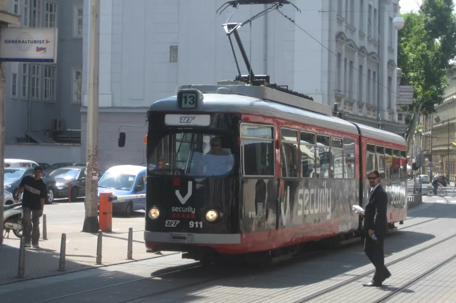 Zagreb Straßenbahnlinie 13 mit Gelenkwagen 911 auf Praška ulica (2008)