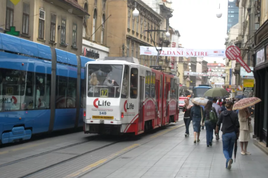 Zagreb Straßenbahnlinie 17 mit Gelenkwagen 340nah Trg bana Josipa Jelačića (2008)