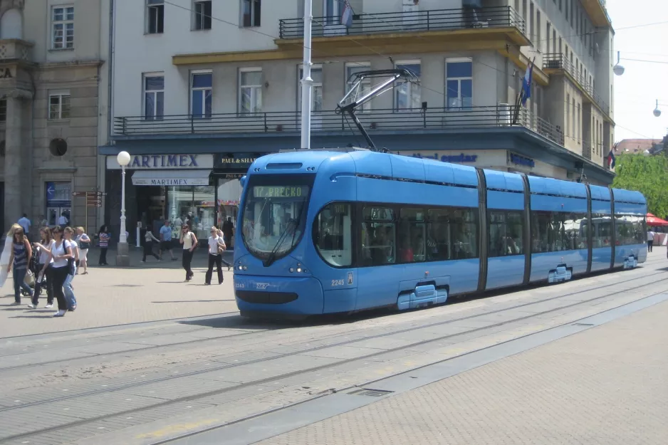 Zagreb Straßenbahnlinie 17 mit Niederflurgelenkwagen 2245 auf Ulica Nikole Jurišića (2008)