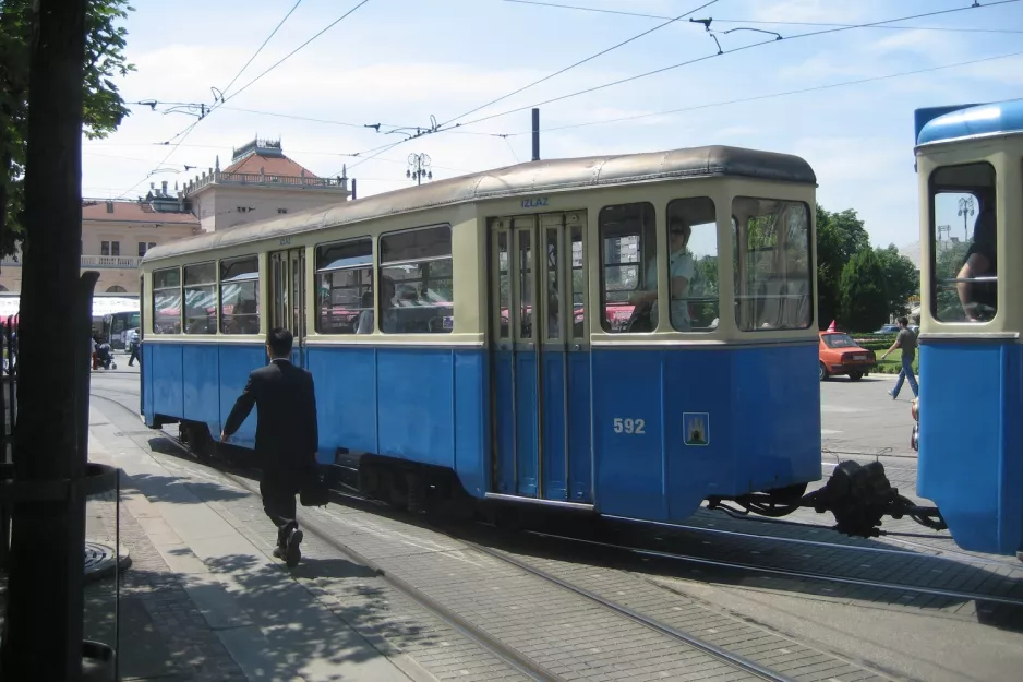 Zagreb Straßenbahnlinie 2 mit Beiwagen 592 am Glavni Kolodvor (2008)