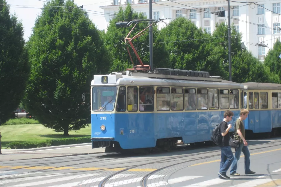 Zagreb Straßenbahnlinie 2 mit Triebwagen 210nah Glavni Kolodvor (2008)