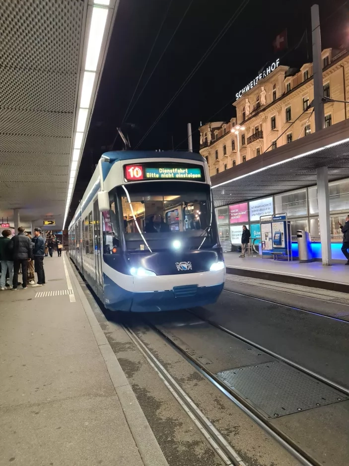 Zürich Regionallinie 10 mit Niederflurgelenkwagen 3016 am Bahnhofplatz/HB (2022)