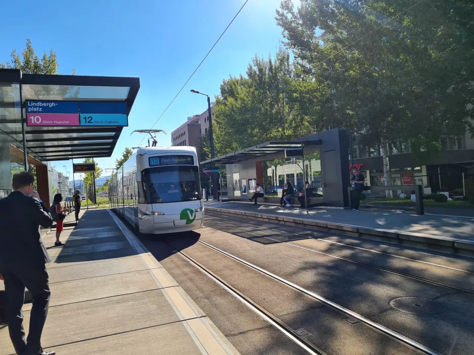 Zürich Regionallinie 12 mit Niederflurgelenkwagen 3070 am Lindberghplatz (2020)