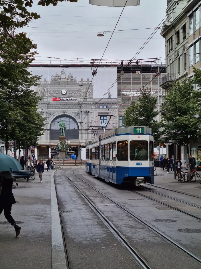 Zürich Straßenbahnlinie 11 mit Gelenkwagen 2035 auf Bahnhofstr. / HB (2021)