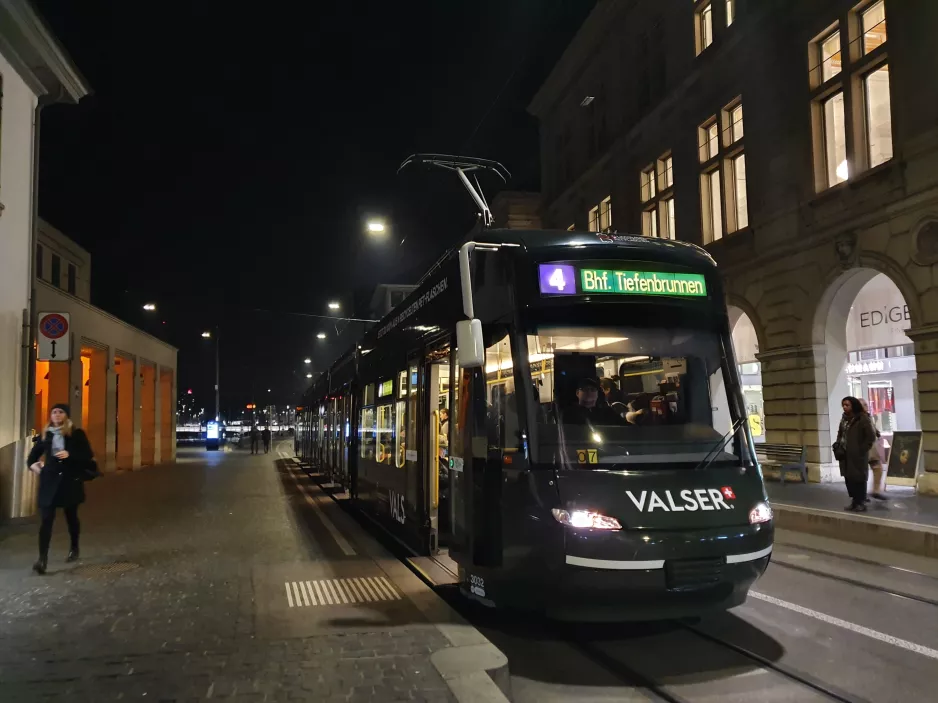 Zürich Straßenbahnlinie 4 mit Niederflurgelenkwagen 3032 am Rathaus (2020)