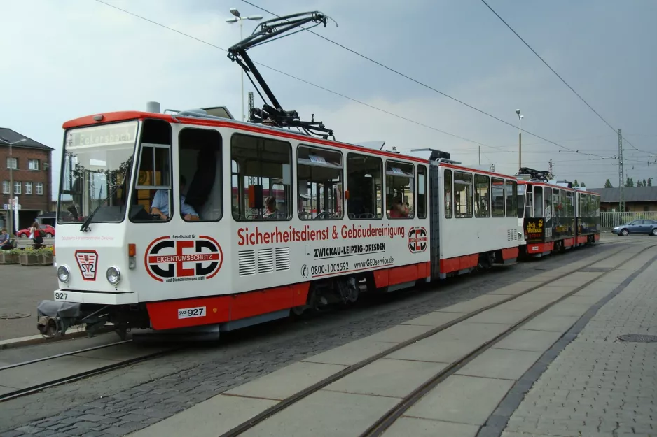 Zwickau Straßenbahnlinie 1 mit Gelenkwagen 927 am Hauptbahnhof (2008)