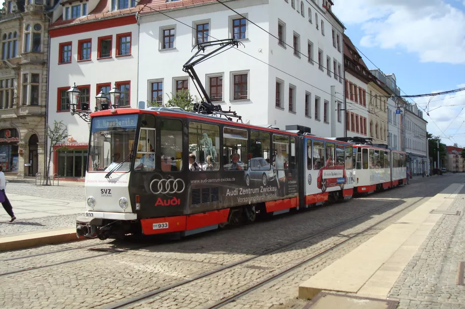 Zwickau Straßenbahnlinie 3 mit Gelenkwagen 933 am Hauptmarkt (2015)