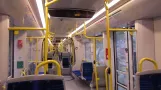 Stockholm: Im Inneren der CAF Urbos A36 Straßenbahn Nr. 556, Route 21 (Högberga - Kottla)
