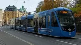 Stockholm. Tram City und Djurgårdslinjen bei Nybroplan, Straßenbahn A35B von CAF. Stadtbahn. Text