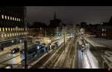 Trainspotting: Aarhus im Winter Skrud: Die Stadtbahn passiert DOKK1 unter der warmen Schneedecke ❄️🚊