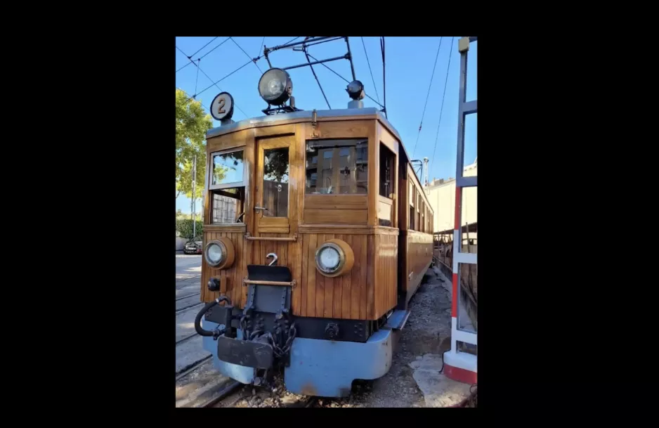 Alte elektrische Zug-/Straßenbahnfahrt auf der Strecke Palma - Sóller - Palma auf Mallorca (Sóller-Bahn)