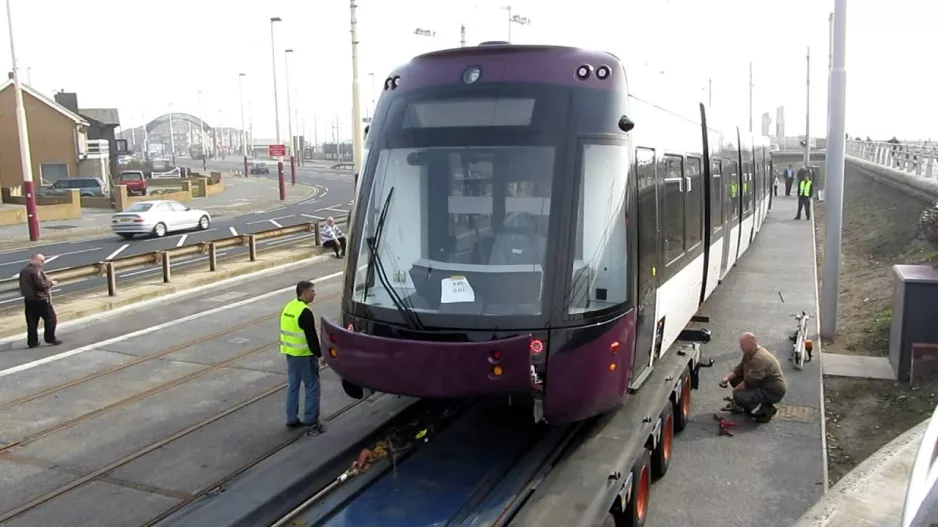 Bombardier Flexity 2 Straßenbahn - 011 kommt in Blackpool an. 23.03.12