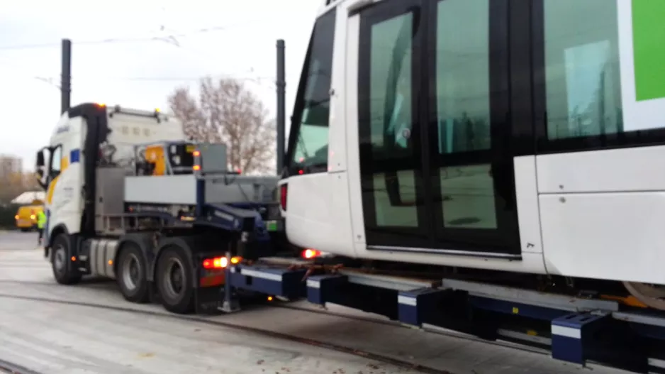 Der erste Zug der Avignon-Straßenbahn fährt in das Wartungszentrum Saint Chamand ein