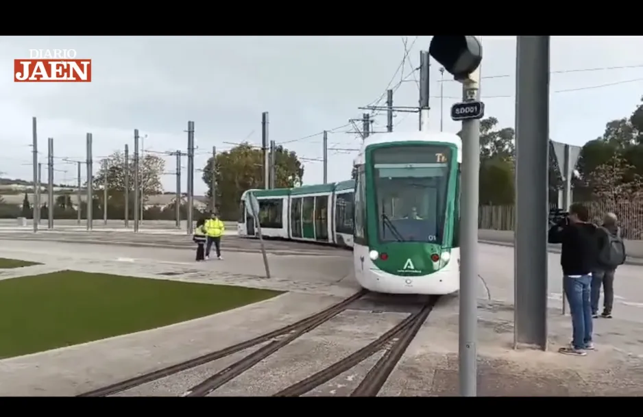 Die Straßenbahn fährt von der Vaciacostales-Garage in Jaén ab (2024)