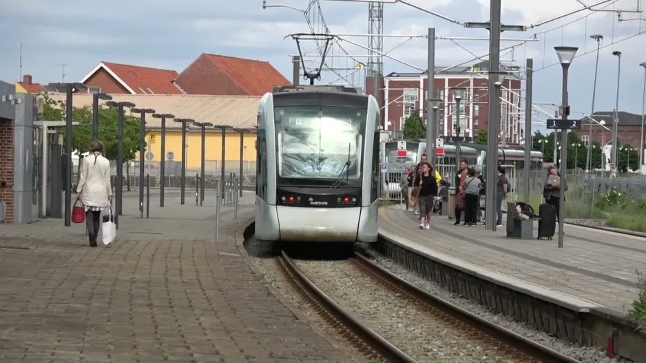 Ein Stadtbahnzug kommt am 12.06.2022 in Grenaa an