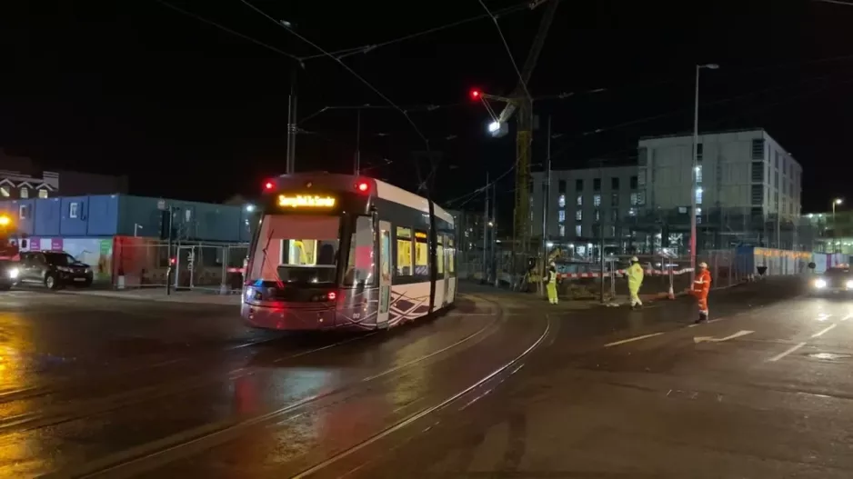 Erste Straßenbahn fährt zur Probefahrt in den Neubau an der Talbot Road ein